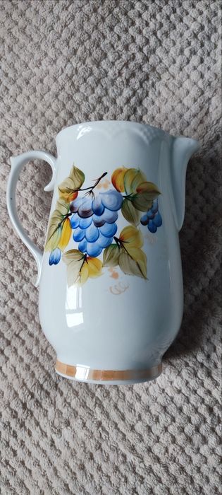 Кувшин с чашками