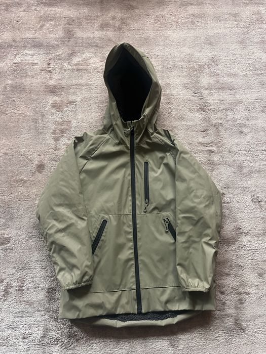 Casaco de inverno impermeavel da Zara em tom verde militar.