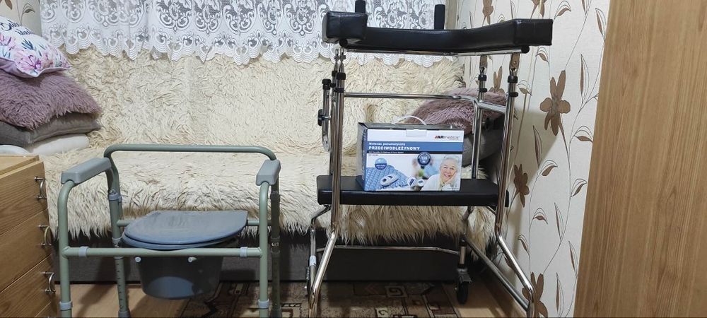Dla seniora: Chodzik (ambona), materac przeciwodleżynowy, przeciwna to