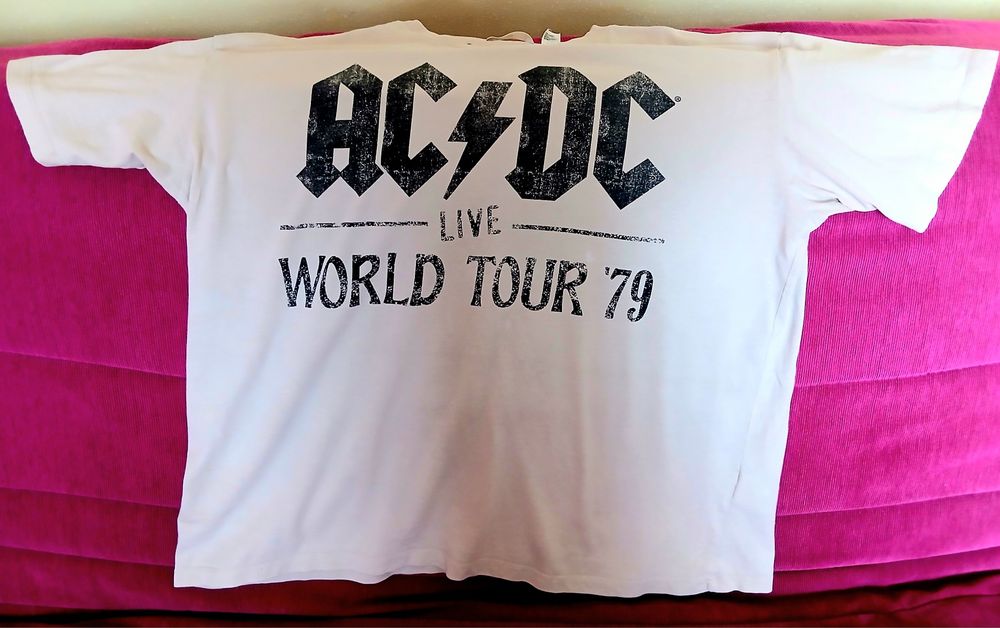 ПРОДАМ ФУТБОЛКУ для истинных фанатов группы AC/DC