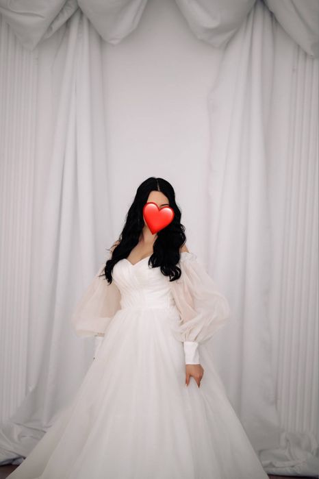 Весільне сукня з обʼємними рукавами