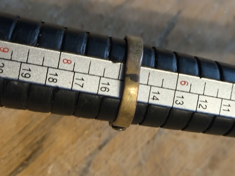 Duży pierścionek prl tombak z czerwonym oczkiem. Vintage .