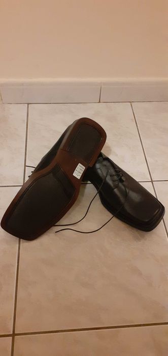 Sprzedam męskie skórzane buty w kolorze czarnym i w rozmiarze 43