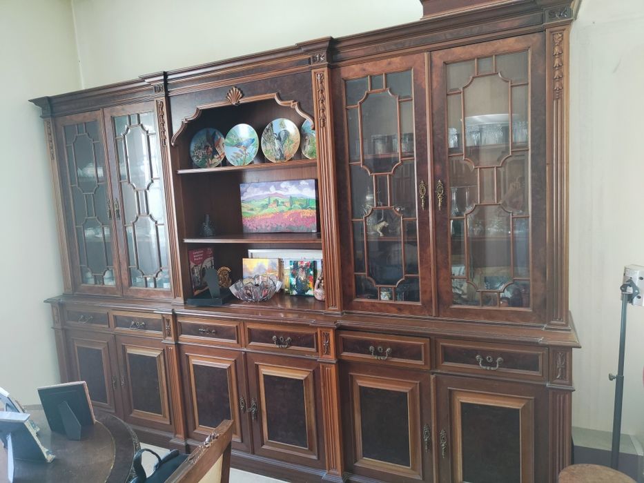 Cristaleira e aparador em Nogueira. (Doação).