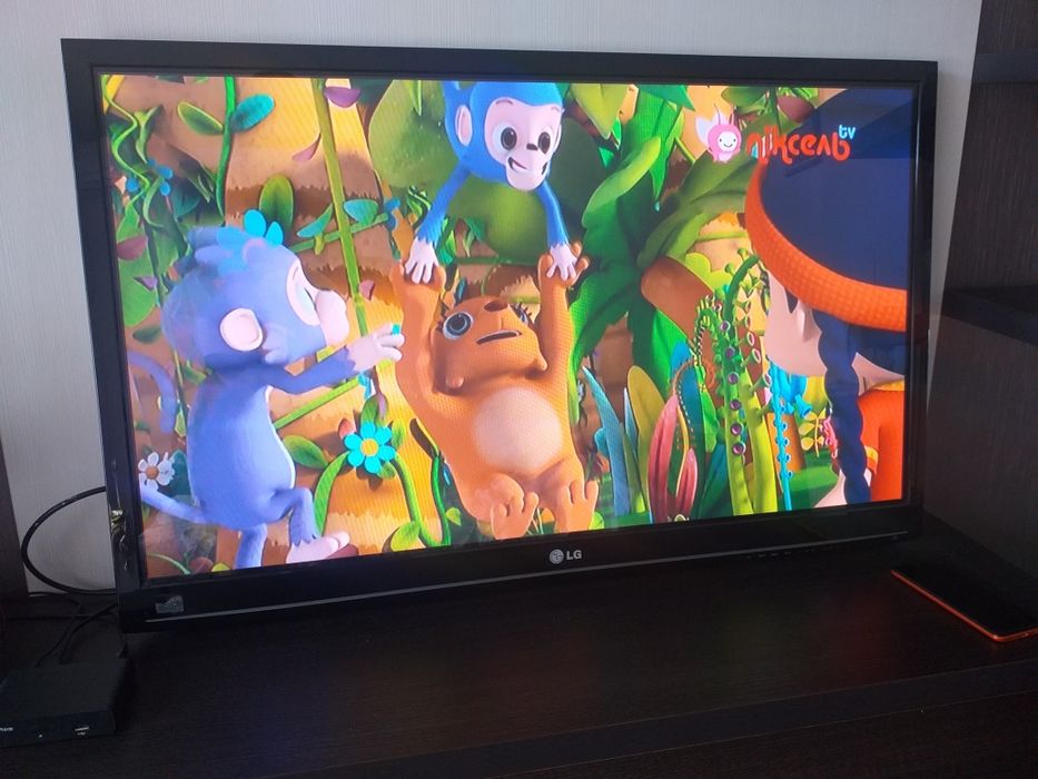 Продам телевизор LG 42"диагонал + крепление на стену