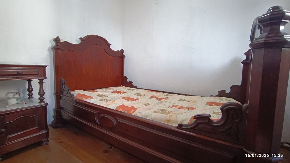 Quarto de solteiro cama cómoda mesinha de cabeceira