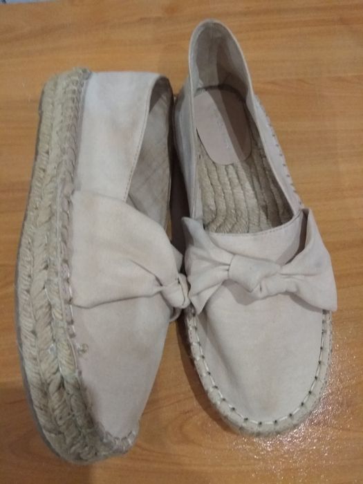 Moda. Alpercatas chinelos Pull&Bear cremes com sola em corda. Tam36