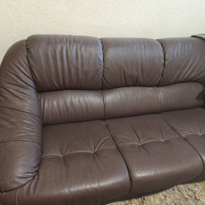 Sofá pele castanho