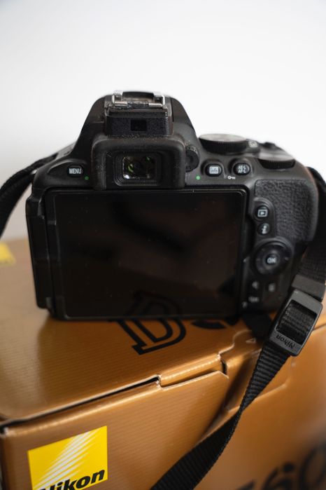 Nikon D5600 w zestawie z 2 obiektywami, ładowarką i dodatkową baterią