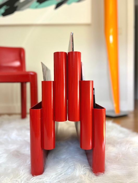 Porta revistas vermelho da Kartell com 3 andares