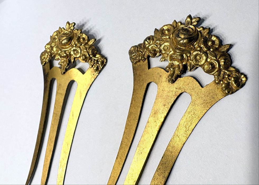 Antigos pentes dourados de cabelo com floral do Sec XIX e alfinete de chapeu dourado - preços individuais