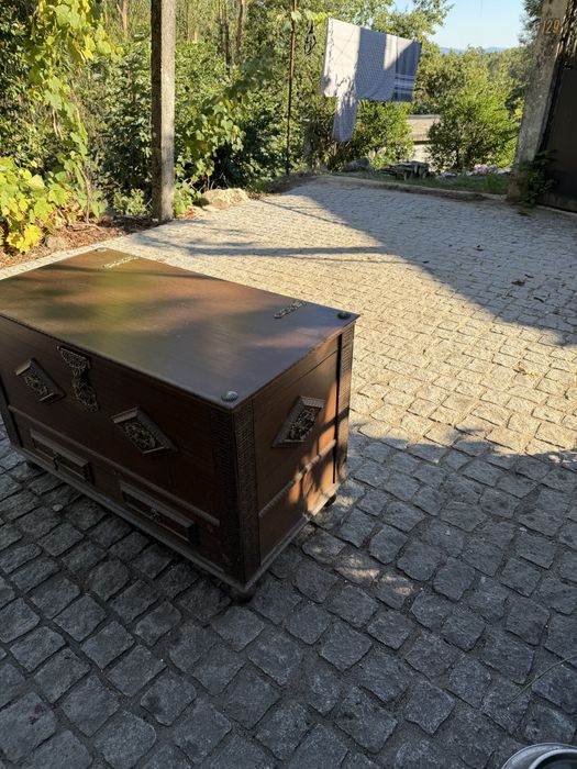 Bau de madeira rustico antigo com ferragens em bronze