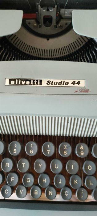 Máquina de escrever Olivetti estúdio 44