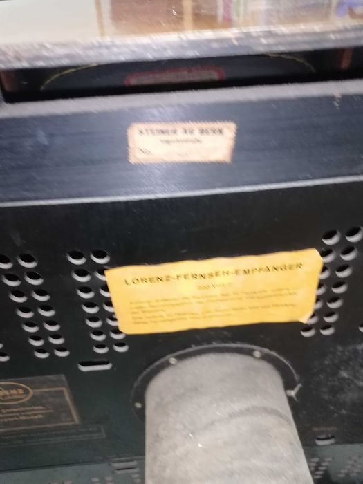 Antiga televisão móvel com rádio Alemã