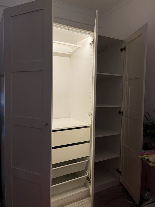 Roupeiro IKEA PAX personalizado com gavetas, cestos e iluminação