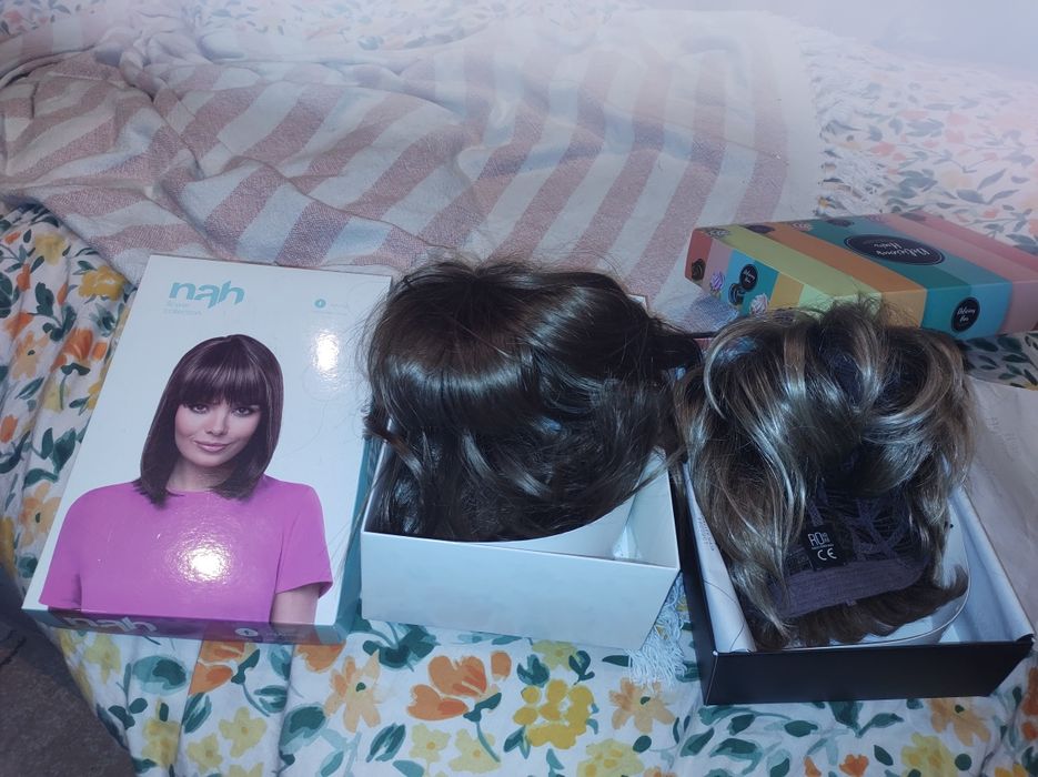 Peruki, z dłuższymi włosami naturalny  blond, a krótsza wygląda jak rozjaśniane pasemka