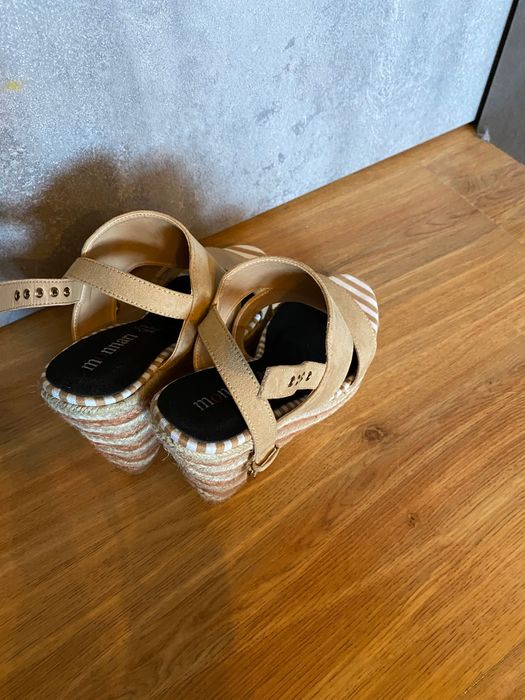 Buty, koturny monnari