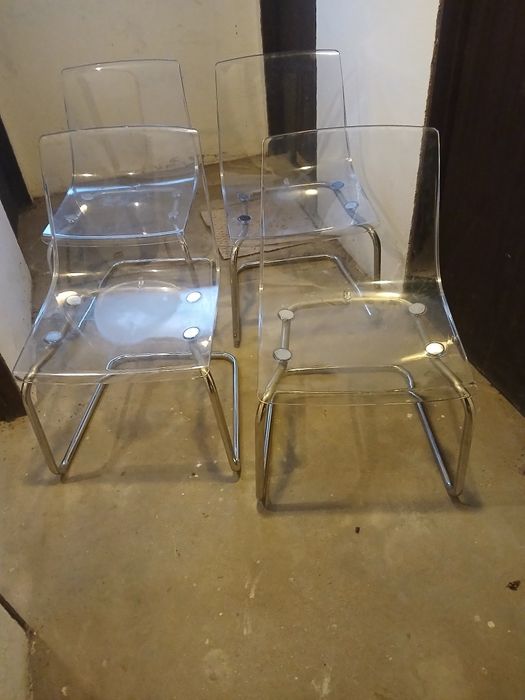 Mesa extensível Glivarp e 4 cadeiras acrilicas Tobias do Ikea