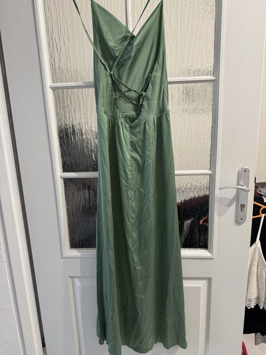 Elegancka sukienka wieczorowa w kolorze oliwkowym