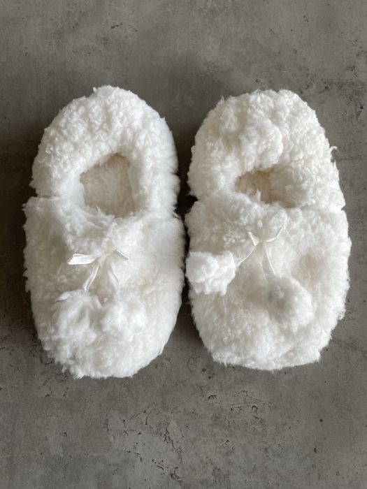Kapcie wsuwane, antypoślizgowe, włochate białe