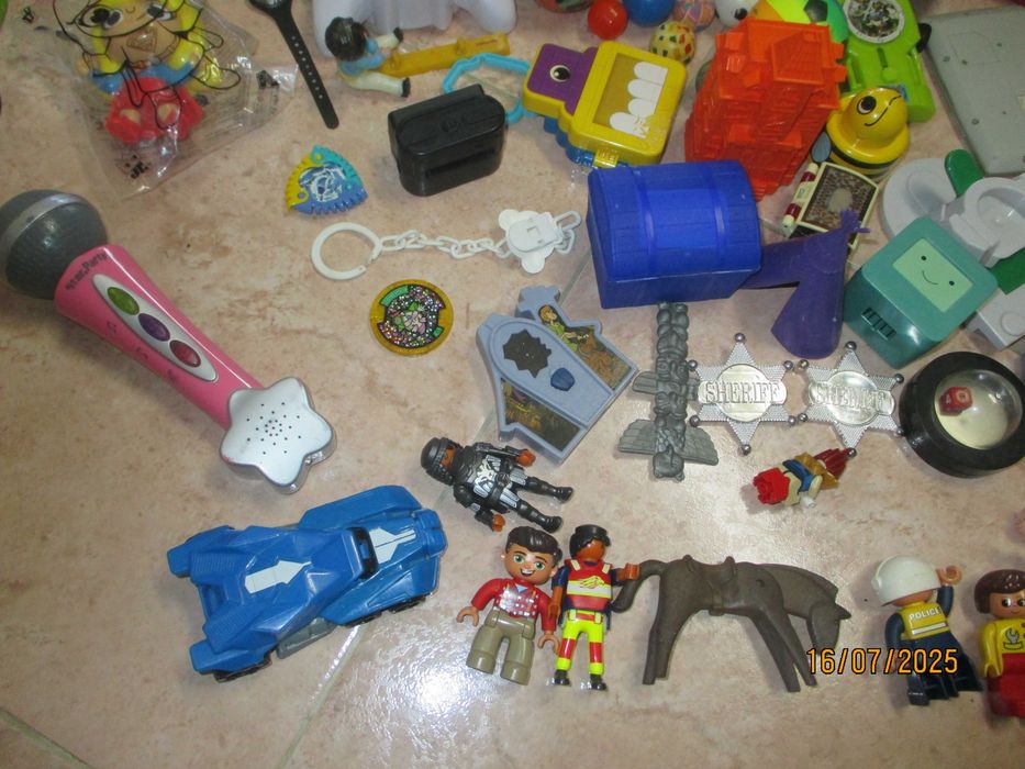 Mais de 100 peças, bonecos, jogos, pequenas bolas e mais