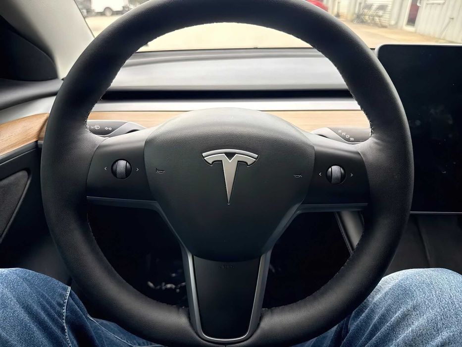 Tesla Model 3      2023