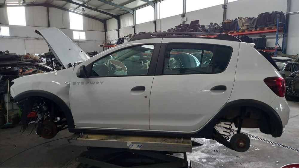 Painel traseiro esq Dacia Sandero II Stepway TCe 90 LPG 2017