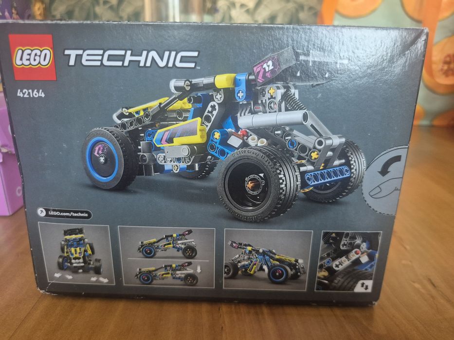 LEGO Technic  - Buggy de Corrida Todo-o-Terreno, um modelo de construção em azul e preto.