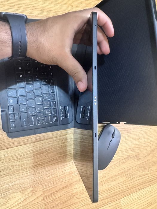 Tablet Samsung Galaxy Tab A9+ com teclado e rato
