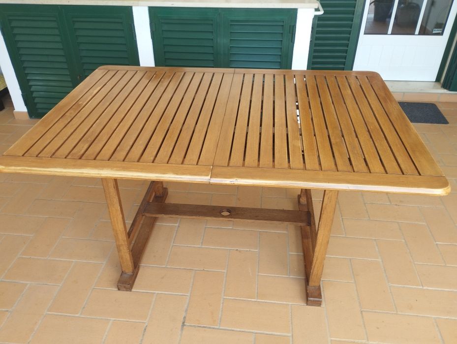 Mesa de madeira extensível para exterior