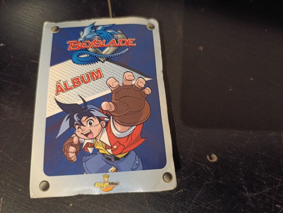 Caderneta com cromos Beyblade