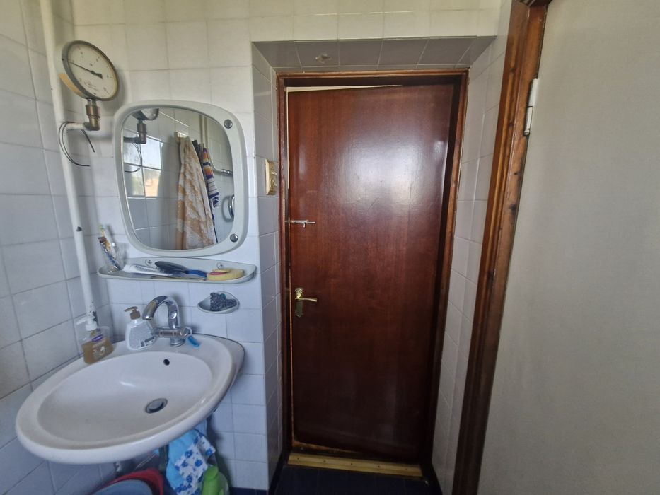 Крепкий жилой дом.