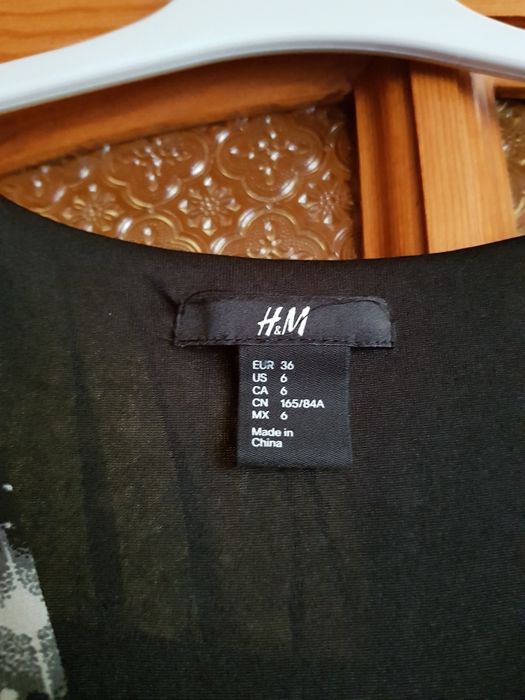 Piekna sukienka czarno biala dluzszy tył  SM z H&M