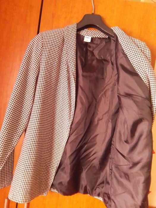 Vendo 2 bleiseres um preto e outro como mostra a imagem