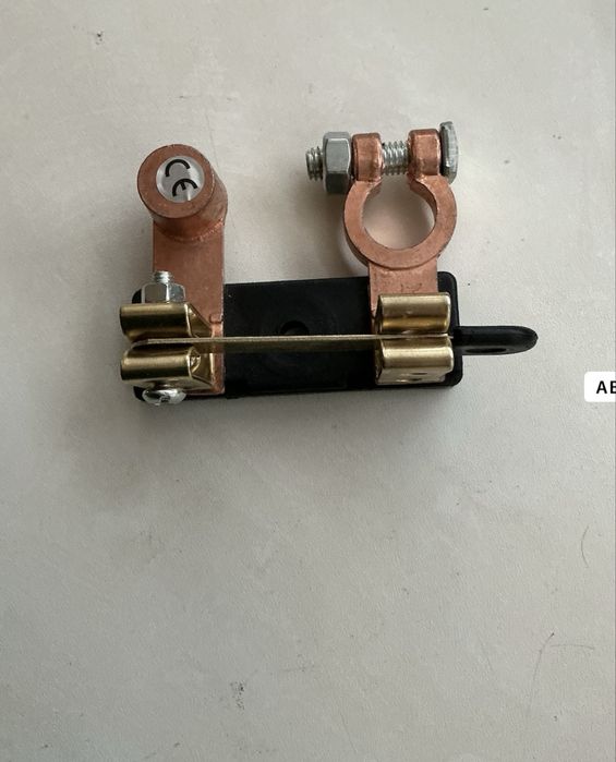 Включатель масси на акумулятор на клему 12-24 вольта усилений качестве