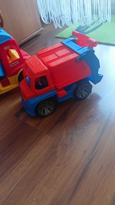 Pięć samochodów wy ciężarówki Wader, śmieciarka