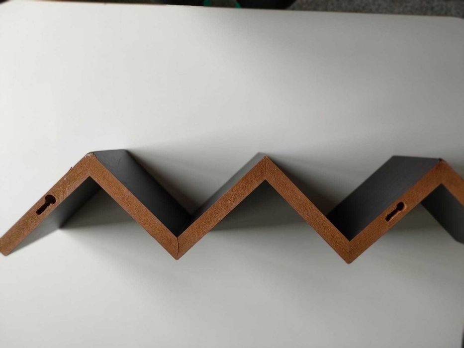 Prateleira ZigZag, em madeira de aglomerado, efeito Wengue.