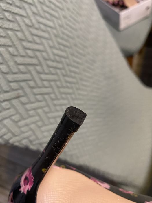 PRADA шікарні туфлі з квітковим принтом. Лаковані.