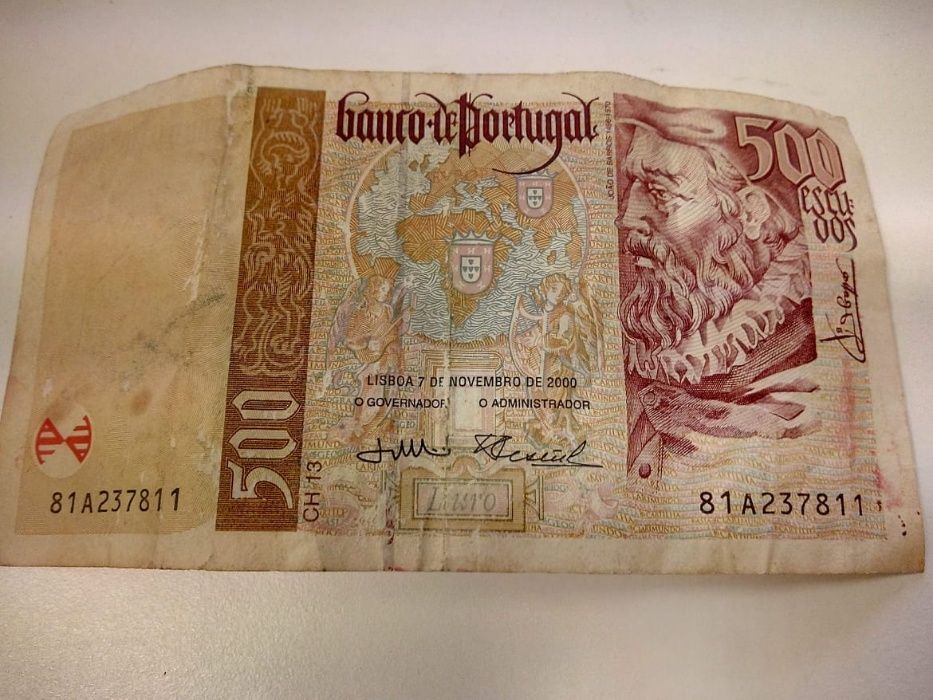 Conjunto de moedas e notas de escudos Portugueses