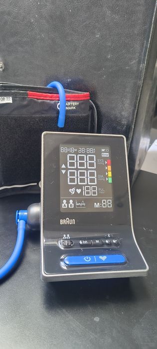 Ciśnieniomierz BRAUN ExactFit 5 Connect bluetooth.