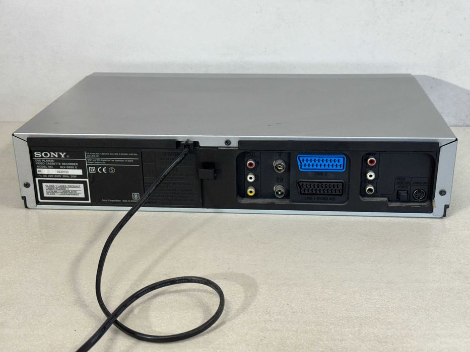 Sony SLV-D920 combo  magnetowid VHS oraz odtwarzacz płyt DVD i CD