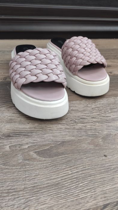 Босоніжки, шльопанці