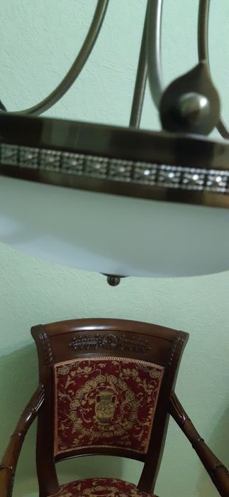 Люстра металлическая.