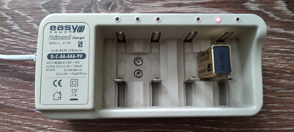 Універсальний зарядний пристрій Easy Touch ET-244 для акумуляторів