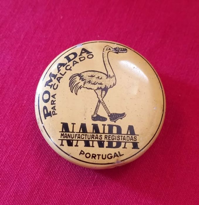 Lote de latas de graxa antigas.