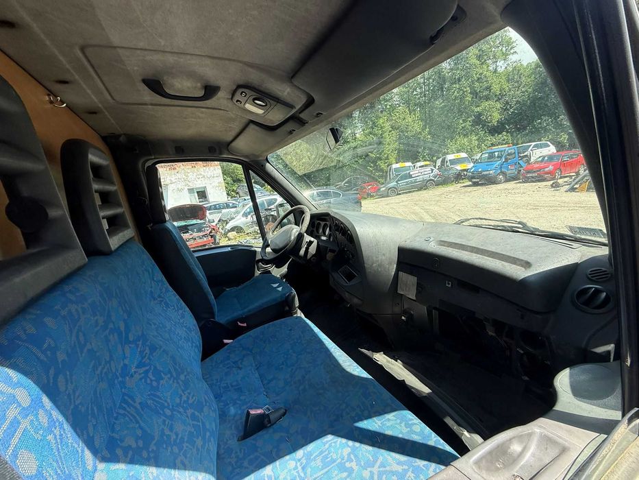na części zegary kratka nawiewu lusterko zewnętrzne gałki mieszki fotele kanapy deska rozdzielcza konsola wyposażenie środka Iveco daily 2001r