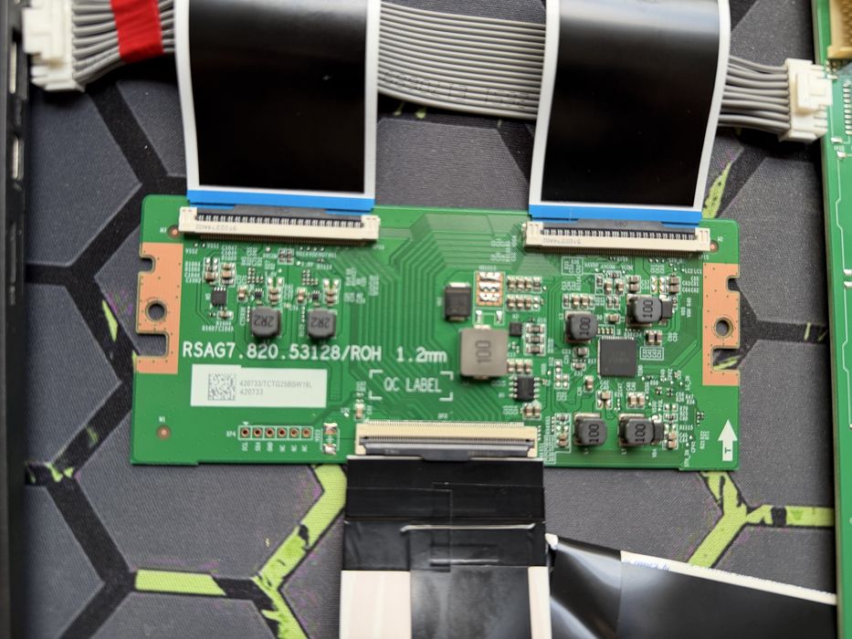 Elektronika RSAG7.820. z TV Hisense