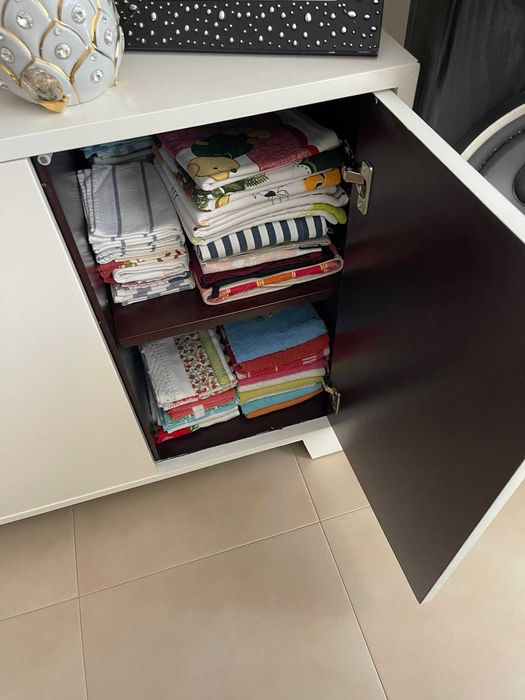 Aparador Sala, madeira boa e pesada.