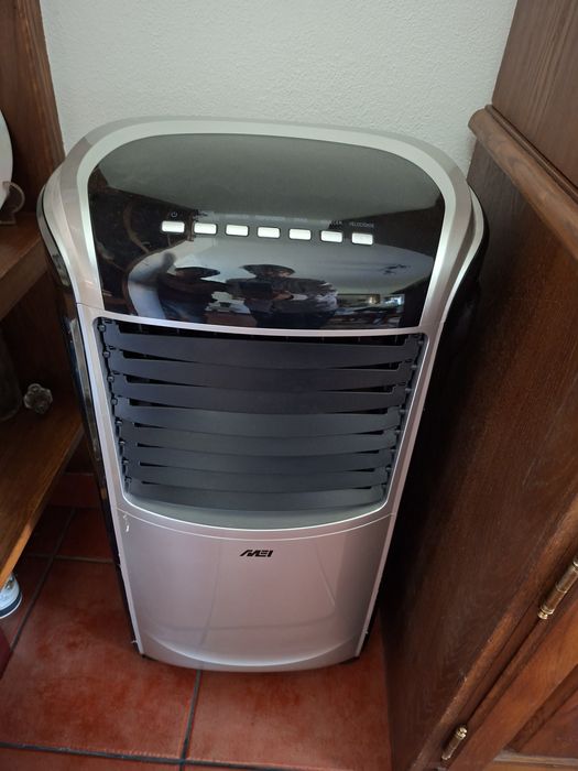 Aparelho de aquecimento e refrigeração praticamente novo, usado muito poucas vezes.