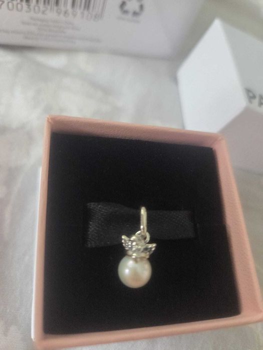 charms pandora aniołek